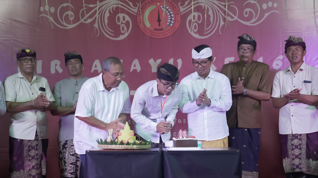 Sekda Adi Arnawa Hadiri HUT Ke-16 ST. Yowana Citta Parahita, Banjar Bhineka Nusa Kangin